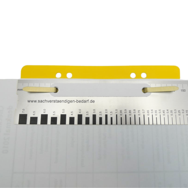 Rissbreitenlineal in einem Schnellhefter abgeheftet